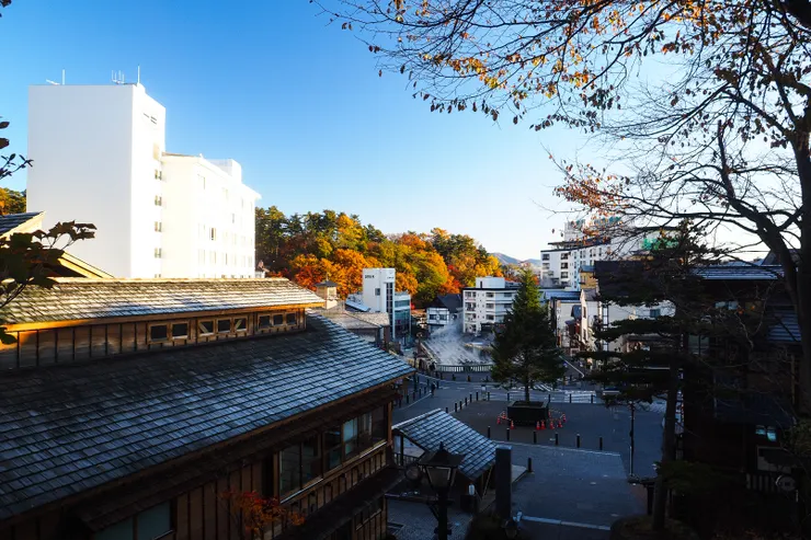 從光泉寺的樓梯可以眺望湯畑，不過比較遠