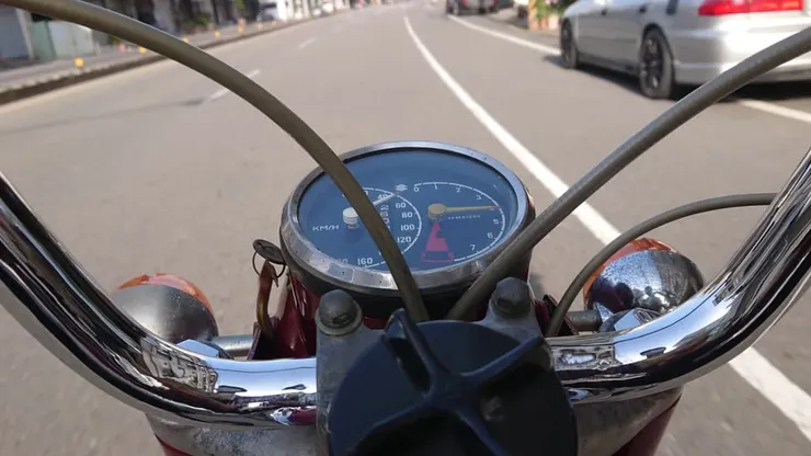 Suzuki T20行進間視角，這時候應該是三檔的樣子。