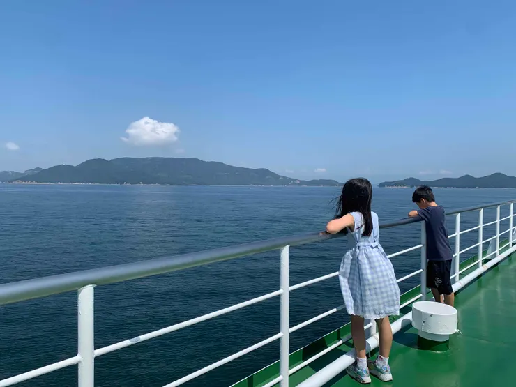 帶孩子們上甲板看看風景、吹吹風。