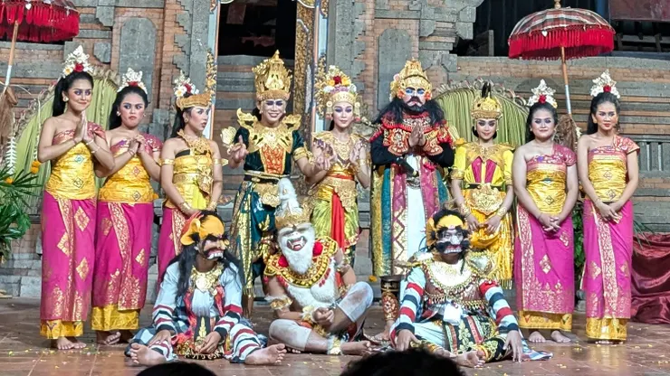 羅摩王子的右邊是妻子悉多，再右邊是綁架她的別國國王，坐在中間的是猴神