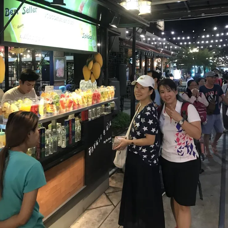 女王找有帥哥的飲料攤