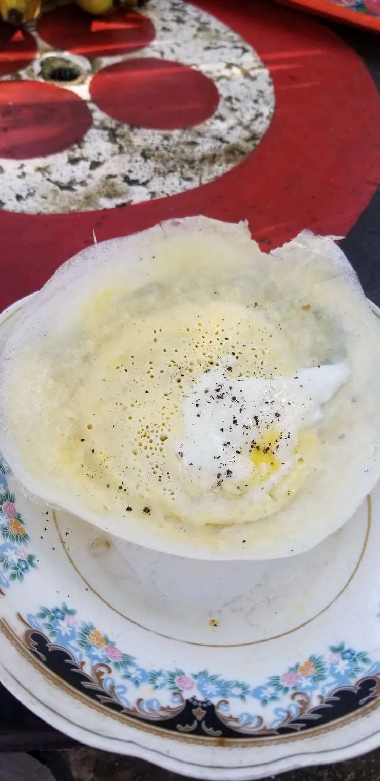 當地人也會加入蛋吃，吃了兩個之後已經大飽