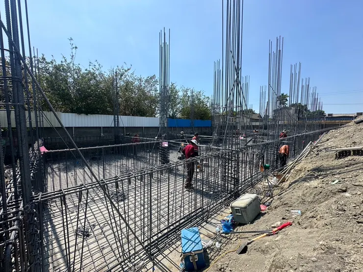 紮筋要盡快完工 這次叫了三十個工人 一個半的工作日就完成了