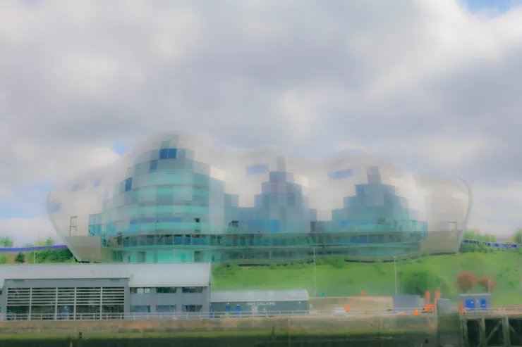 河對岸的玻璃帷幕建築物