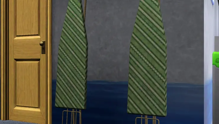 燙衣板在辦公室的門旁邊，有需要可以取用。