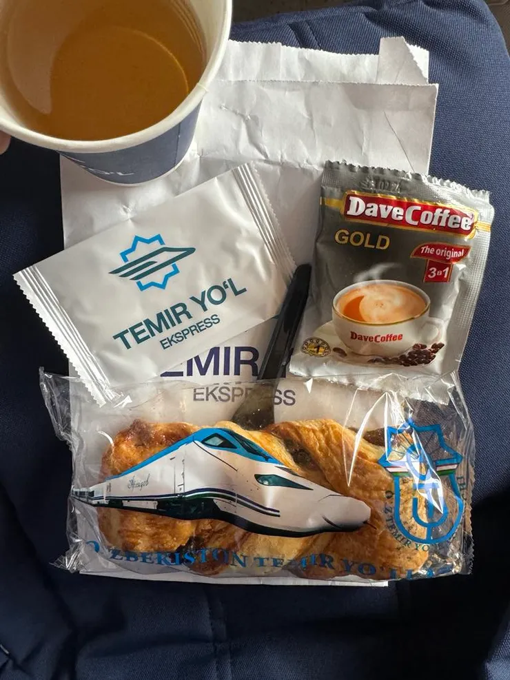 火車的餐食,不是每班都會提供,要看票價跟艙等