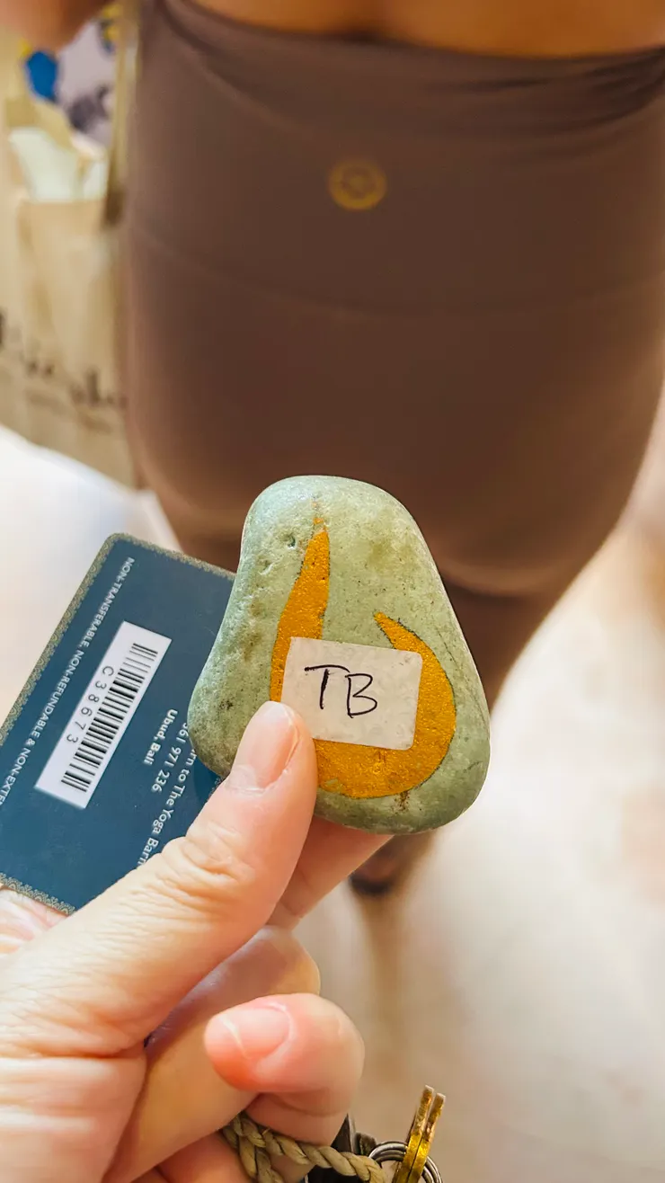 會拿到石頭當入場卷