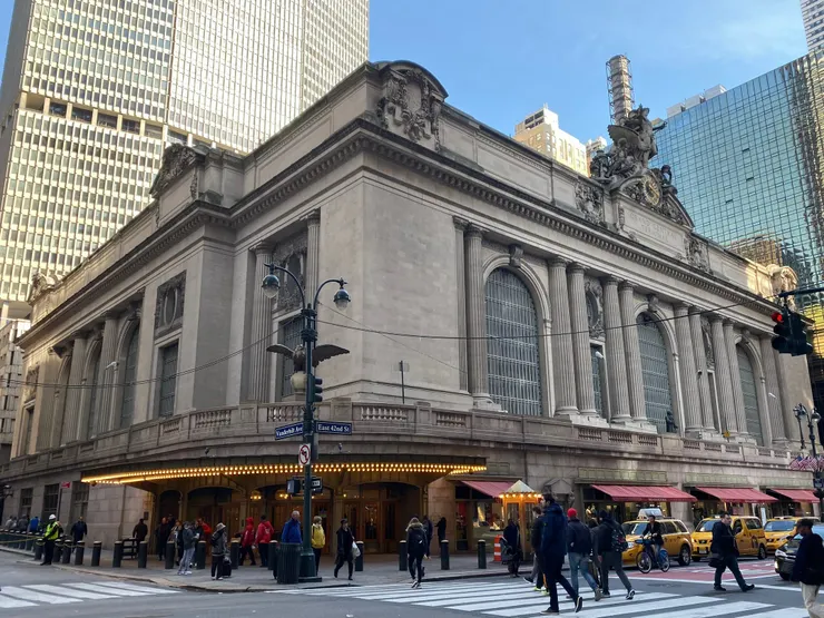 中央車站樓頂上有希臘神祇的雕像雕刻，入口上有美國的國鳥老鷹