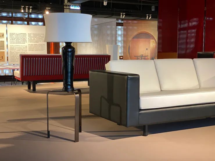 復刻黑白沙發，後方為復刻紅黑白沙發