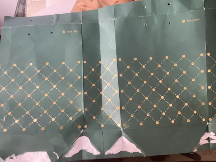 把它拆開躺平，人生第一次拆開紙袋，才發現原來紙袋是這樣製作的喔。