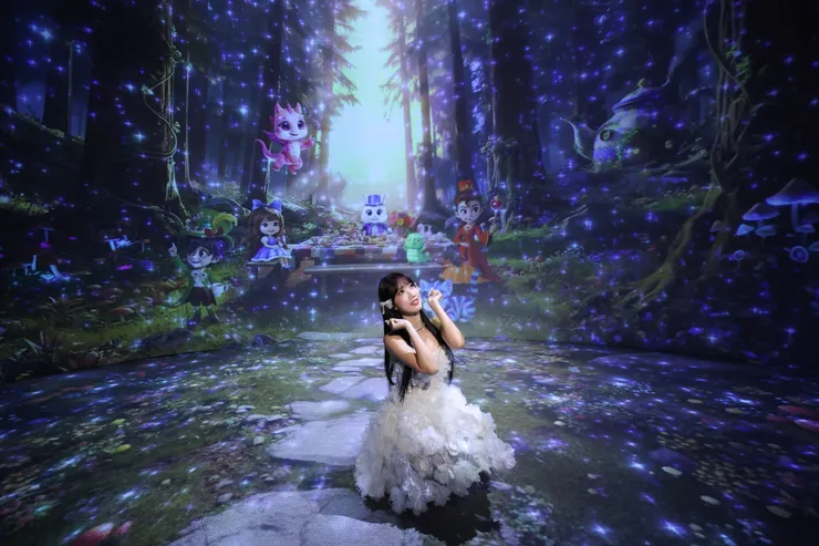 楊若歆受邀愛麗絲拯救仙境光影互動展一日店長