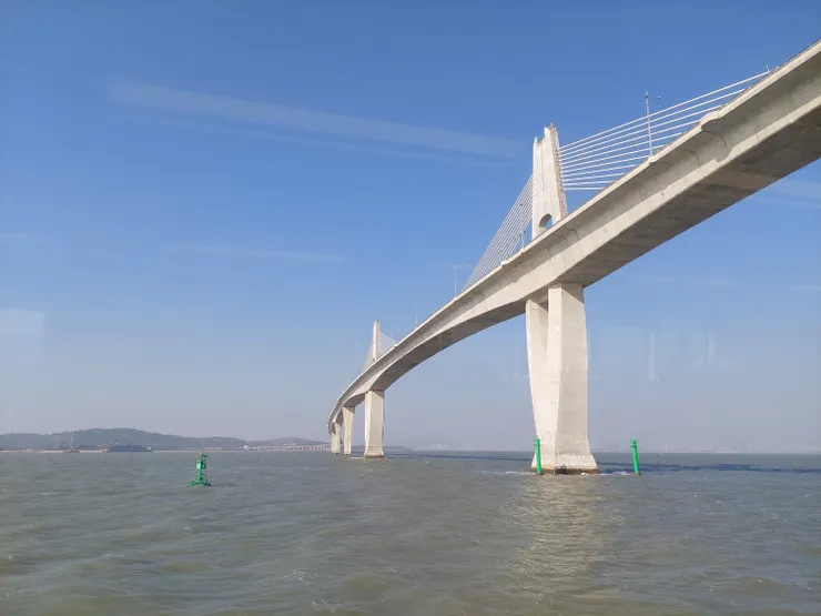 搭小三通從金門大橋下經過的畫面。