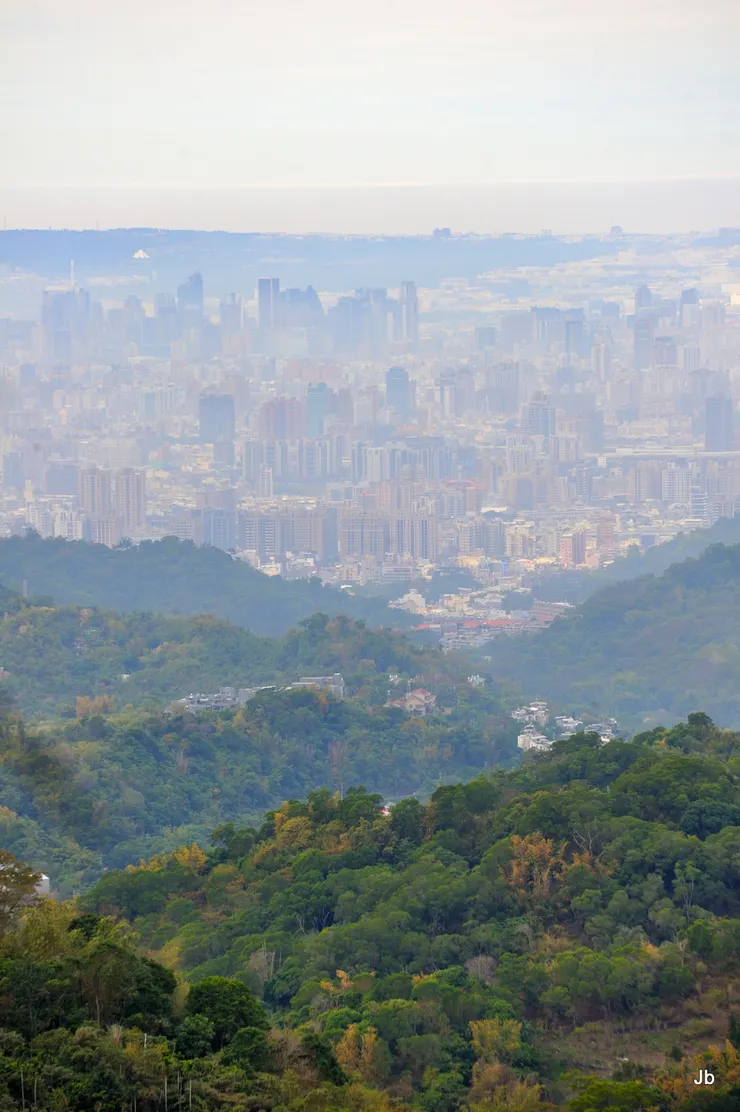 樓廈飄渺在灰色霧霾中 俯瞰城區緊繃敏感神經