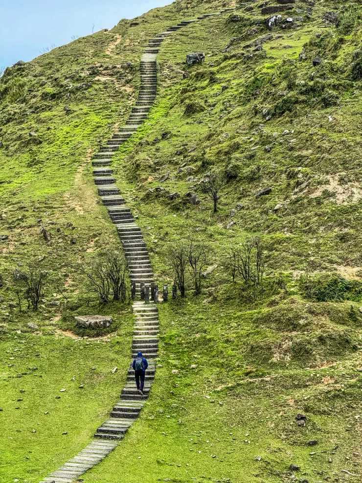 長長的步道，無遮閉，3月的山頂風超大