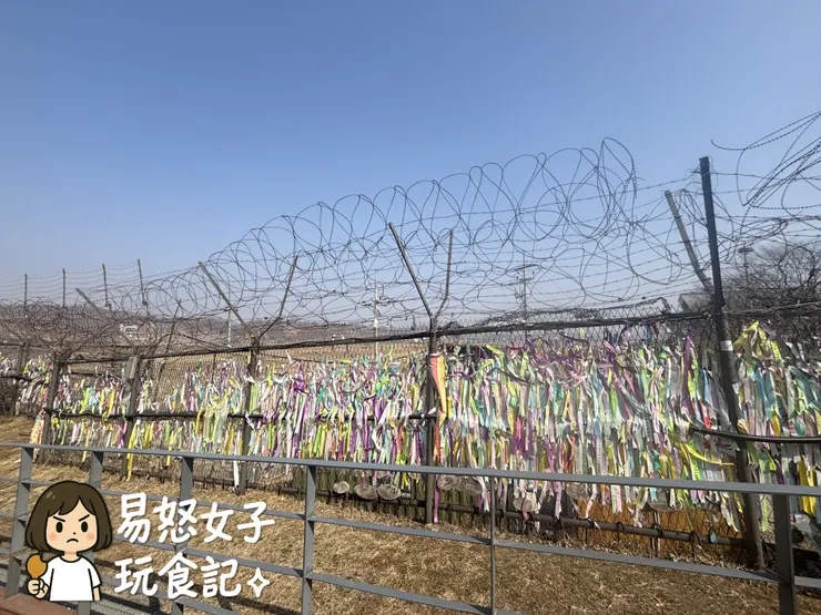 鐵絲網上的祈福布條