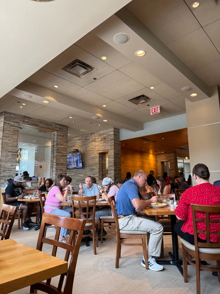 早上十點已經大排長龍 但翻桌速度算快