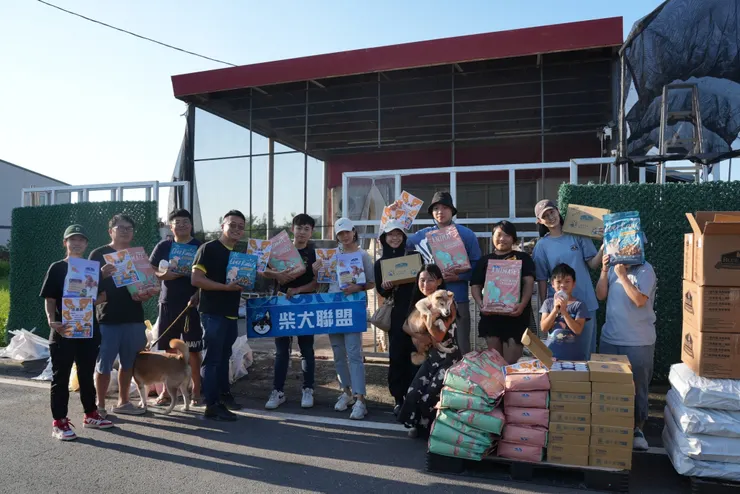 圖說：將愛心寵食分送至台南三處狗園，柴犬聯盟特別致贈感謝狀給倍力團隊，表達謝意。（資料來源：柴犬聯盟）