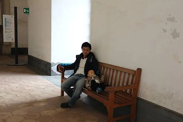 即使參加非英文導覽還是要裝個樣子融入其中，不然對導遊很沒禮貌，我們是壞榜樣不要學