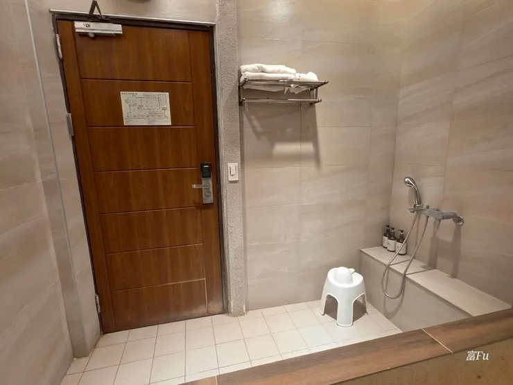 泡湯前，先進行沖洗，不過春節期間只有60分鐘，我覺得很趕時間。