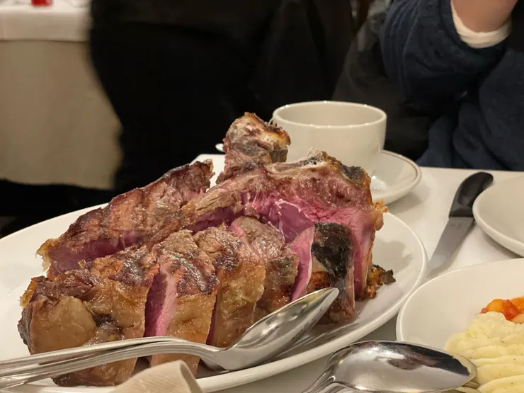 我們的丁骨牛排上桌啦，烤的恰到好處，維持著生鮮牛肉的口感又不會滲血