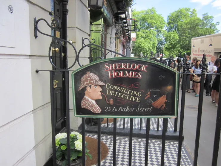 博物館入口,一大早就有很多觀光客了