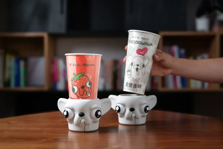 圖說：清心福全的獨家吉佬杯套即將登場，立體招牌大眼配吐舌萌態搶先看，預計11月開放預購。（資料來源：清心福全）