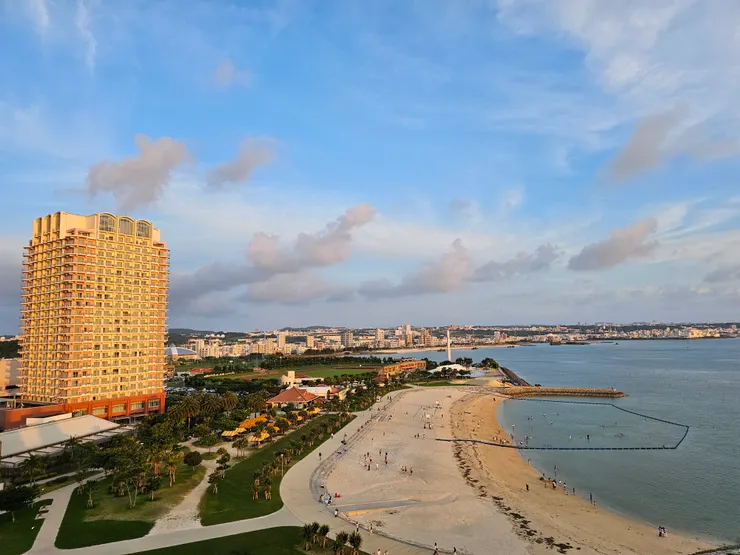 落日餘暉灑在沙灘