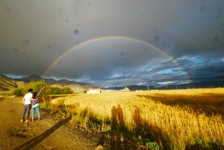 在高原上，一般下雨後很容易出現雙彩虹，折射與高度的原故。