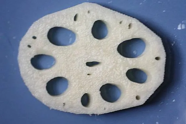 蓮藕又名七孔菜，大孔通常是七個，次小孔兩個