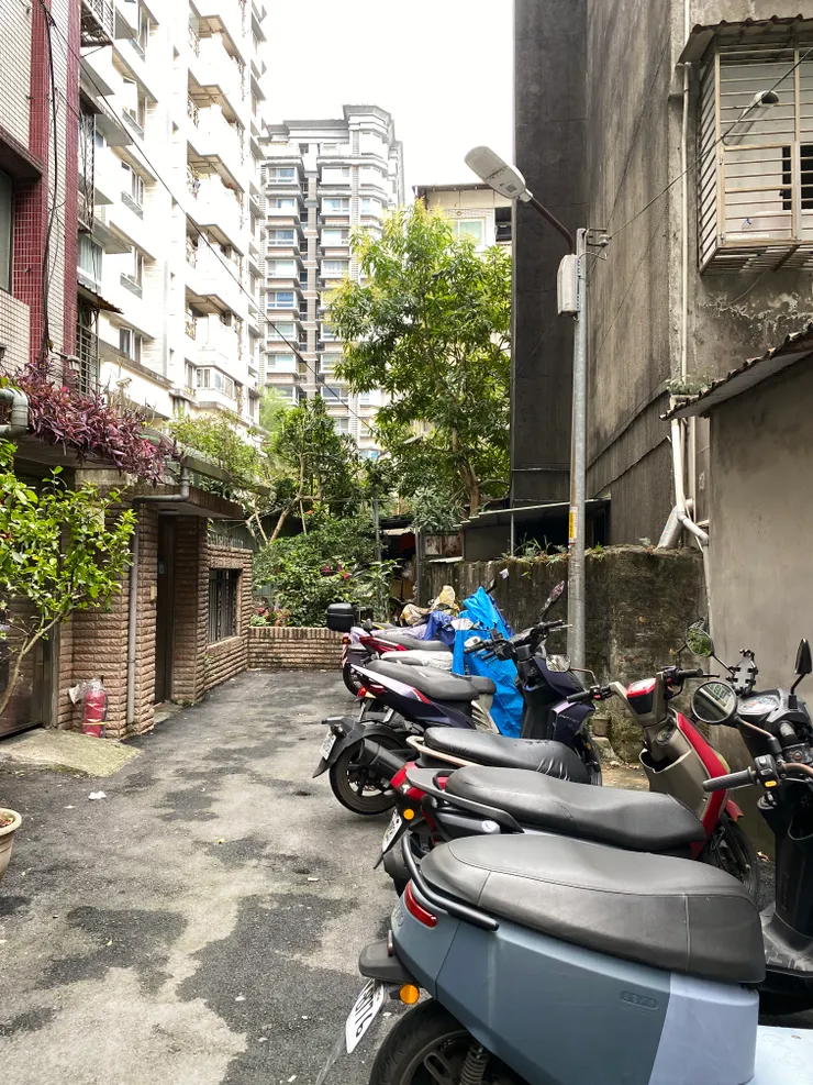 這條小巷是從前的大坪林圳東幹線