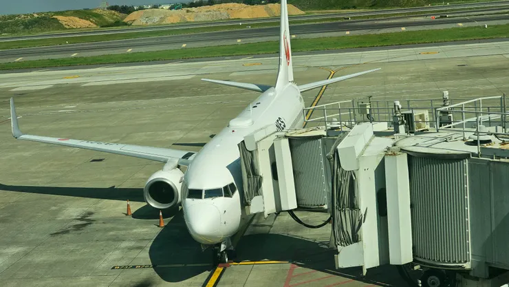 波音737的空橋總是又低又斜!因此走起來總是特別陡!