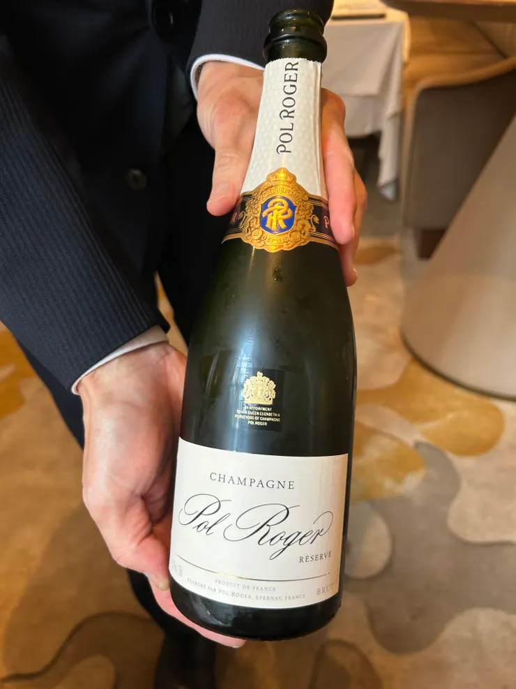 侍酒師專業呈現酒標、試味，緩緩優雅倒入杯中