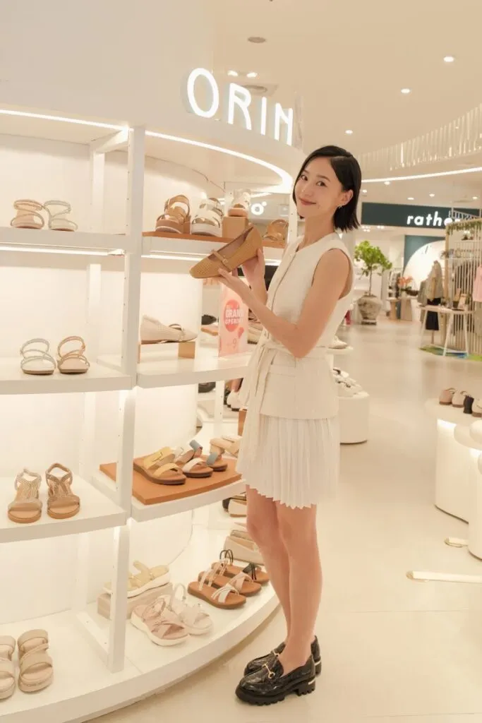 ▲時尚女星鍾瑶擔任一日店長,現場親自帶逛旗下四大人氣品牌,演繹多款話題鞋履。