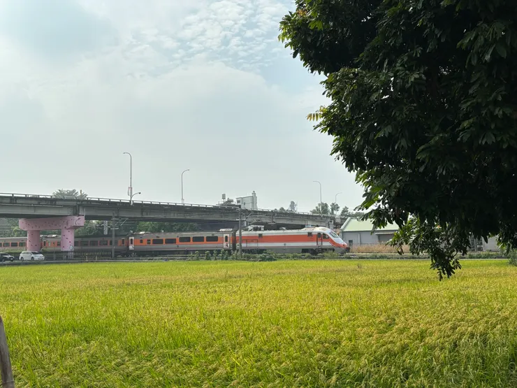 稻田與水圳, 幽靜農村的情懷, 被現實列車驚醒