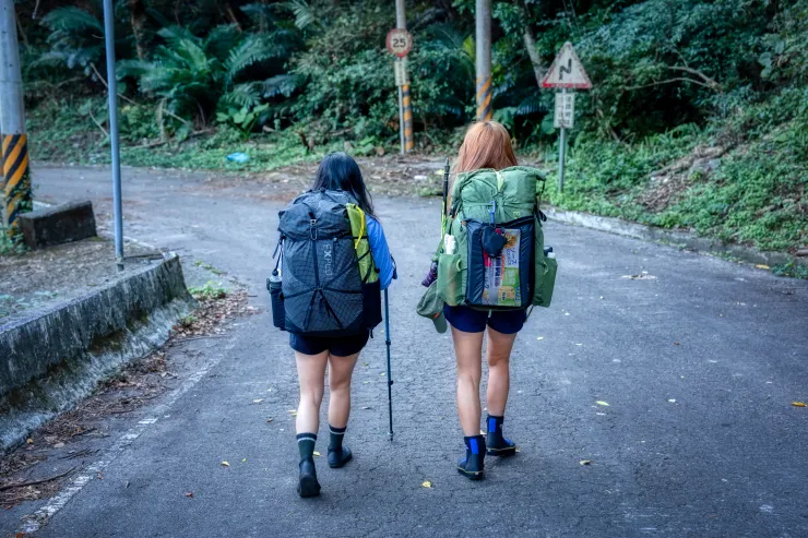 說說笑笑的往溪谷前進