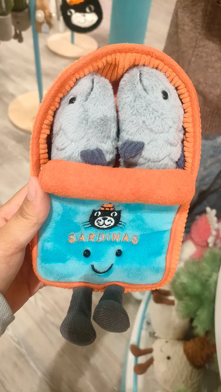 魚罐頭娃娃，裡面的魚魚還可以拿出來