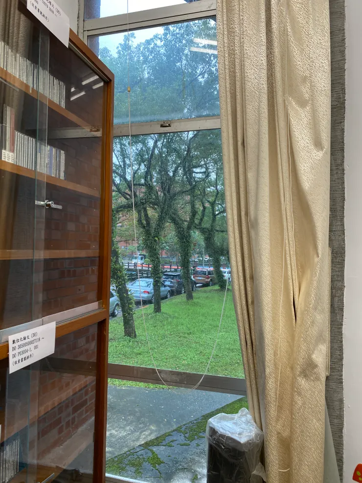 採光窗上下設有可開啟的窗戶