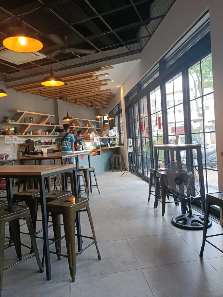 我們在店裡，還沒什麼人的時候拍的