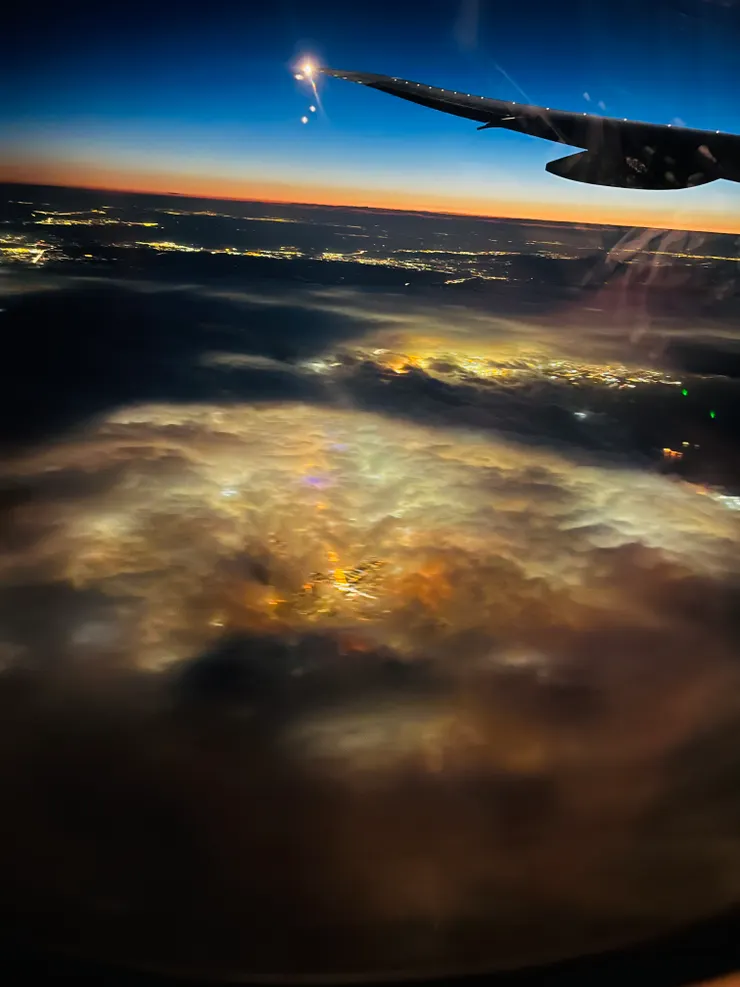 被雲層包裹著的是休士頓,看起來好奇幻,好像發光的腫瘤。