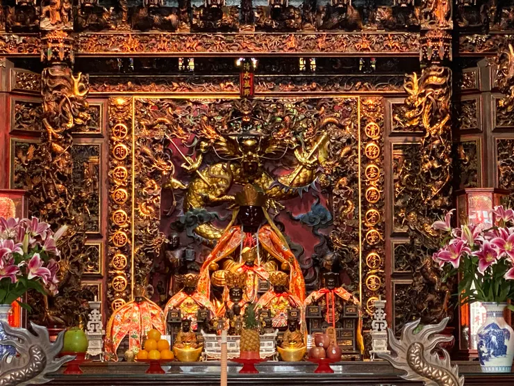 二樓正殿中央供奉清水祖師，左配神為靈著尊王許遠，右配神為法主聖君張慈觀