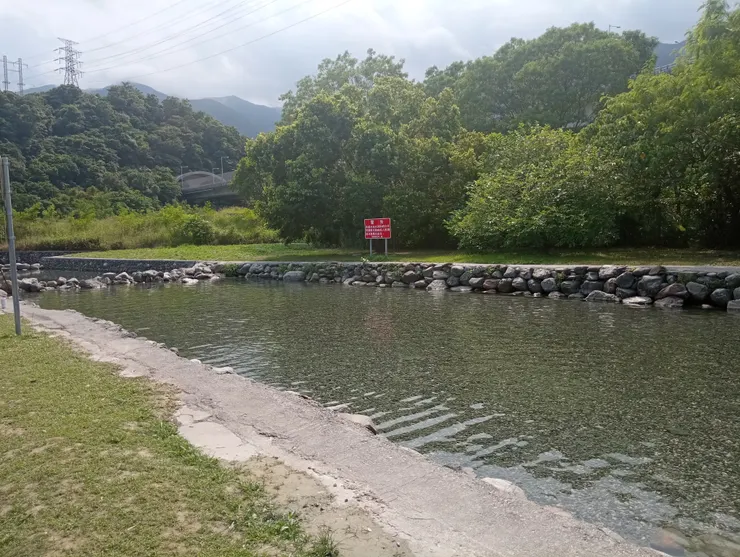 東岳湧泉，平日就有許多遊客會來泡腳