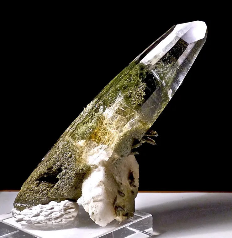 Lapa quartz occurrence, Ruby Valley, Dhading District, Bagmati Pradesh, Nepal,來源自Mindat