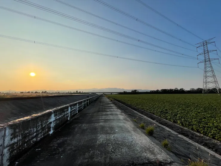 步履不停的季主題接力書寫，是某天我在老家這條河堤散步時突然想到的構想，然後三位天使隊友接住且併發出更多想法又一起執行的。