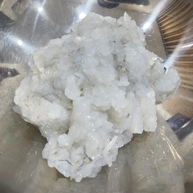 用刀背壓成泥的蝦仁