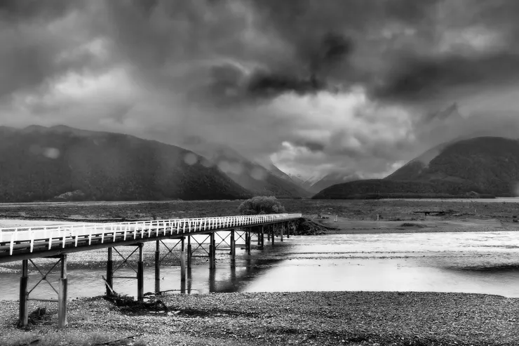 天候不佳,改拍黑白片