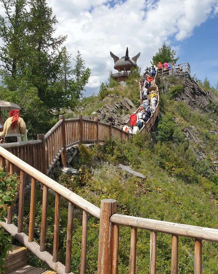 步道長約1.4公里,是樓梯棧木道,沿途好多台灣人呢!