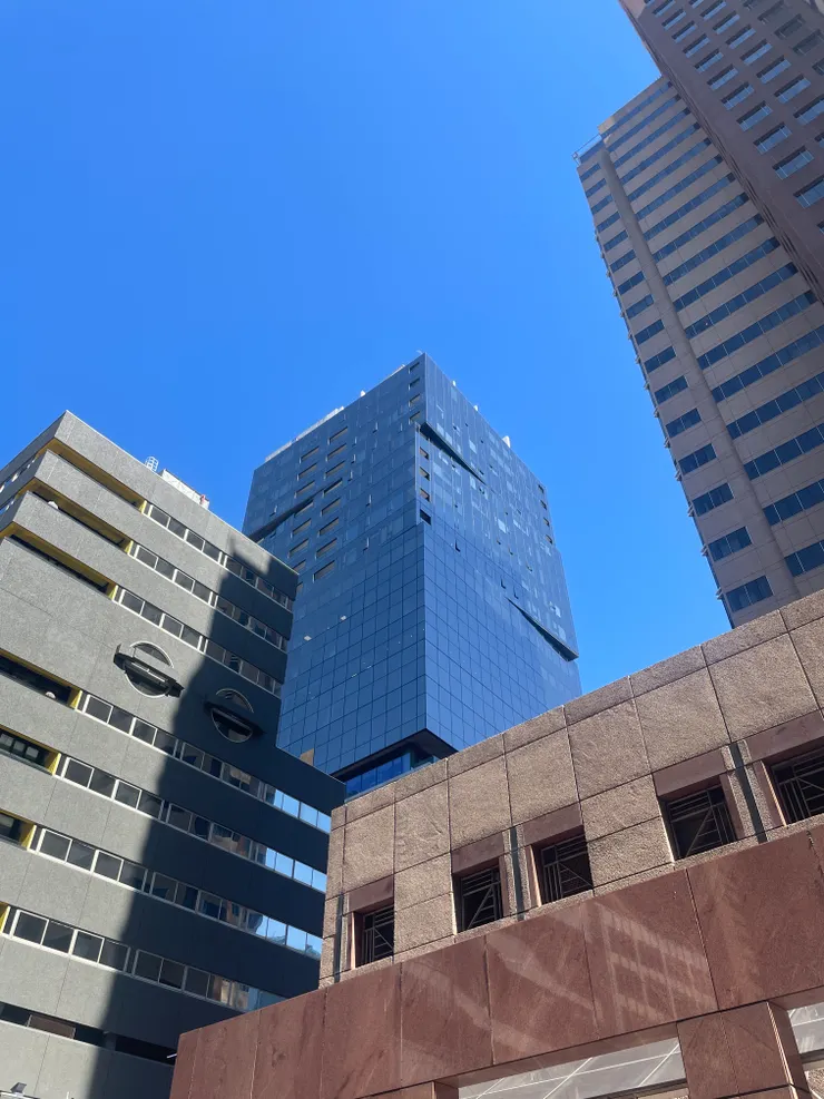 當下覺得後面那棟建築很特色　現在看覺得台灣好像也有類似款