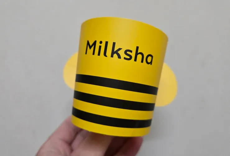 他還附了杯套，是蜂蜜的造型，看上去很可愛，這就像是蜜蜂勤做工的象徵，上面還有大大的迷克夏的英文字幕