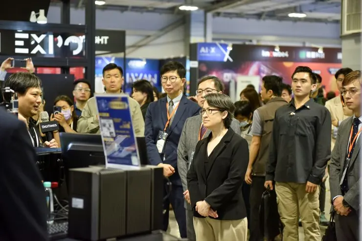 ▲蕭美琴副總統參訪 AI EXPO Taiwan 展區,聽取參展廠商解說,了解最新 AI 應用發展