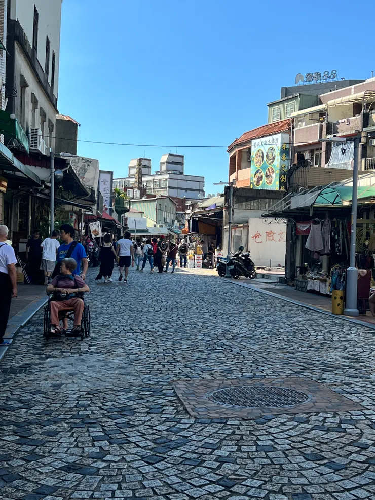 這條街，像是一首用手作與煙火寫成的詩，每一段都閃著職人的氣息。